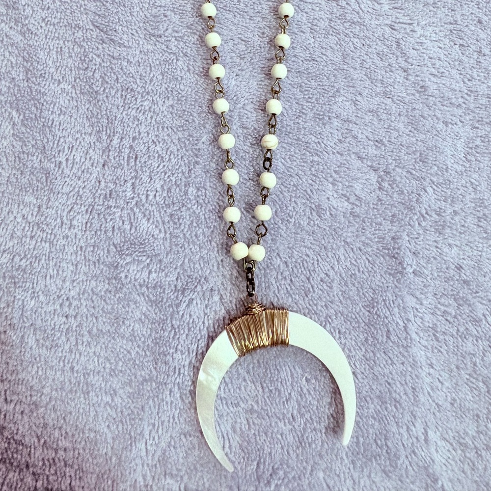 Gold Tone Accent White Crescent Bone Horn Beaded Necklace With‎ White Beads